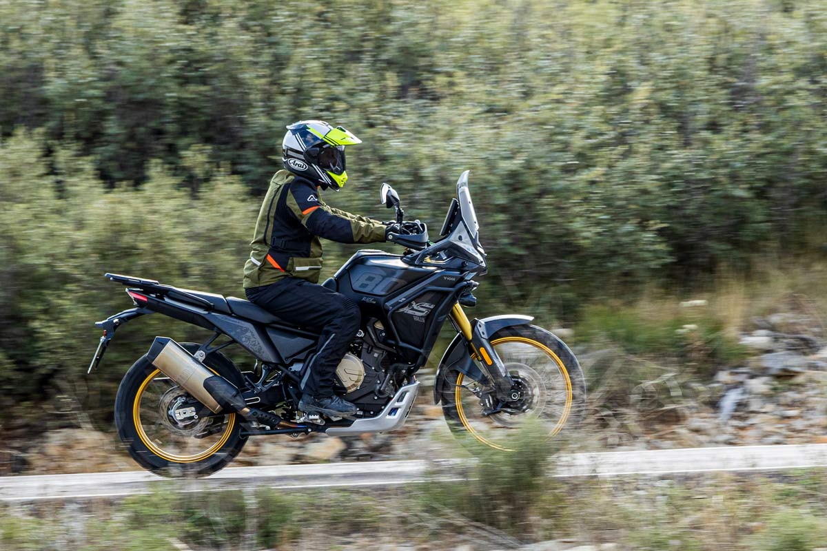 Viaje largo con la Voge DS800 Rally: qué llevar y cómo prepararla